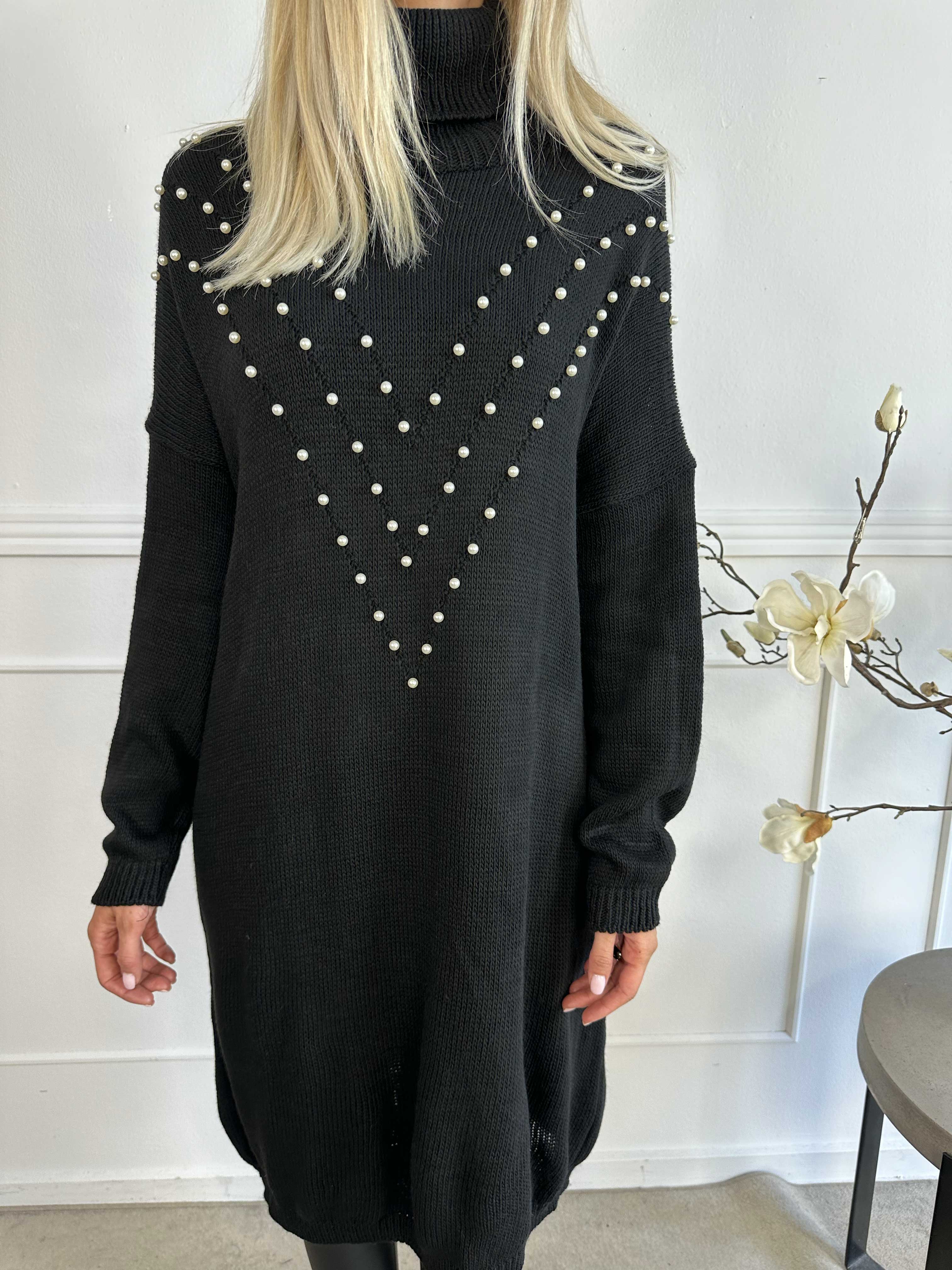 Desire - Stickad klänning med polokrage och vita pärlor